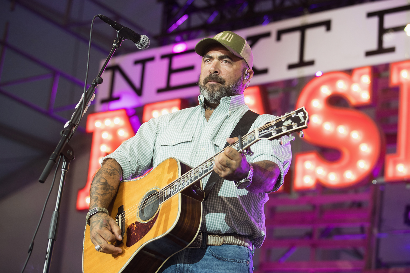 Aaron Lewis playing live